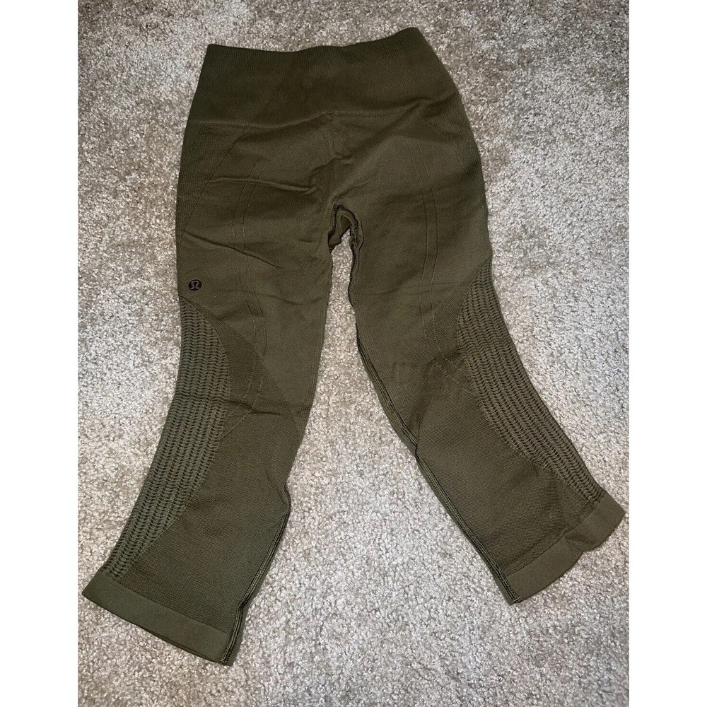 Lululemon Zone In Crop green Seamless Compression Capri  Leggings Size 2